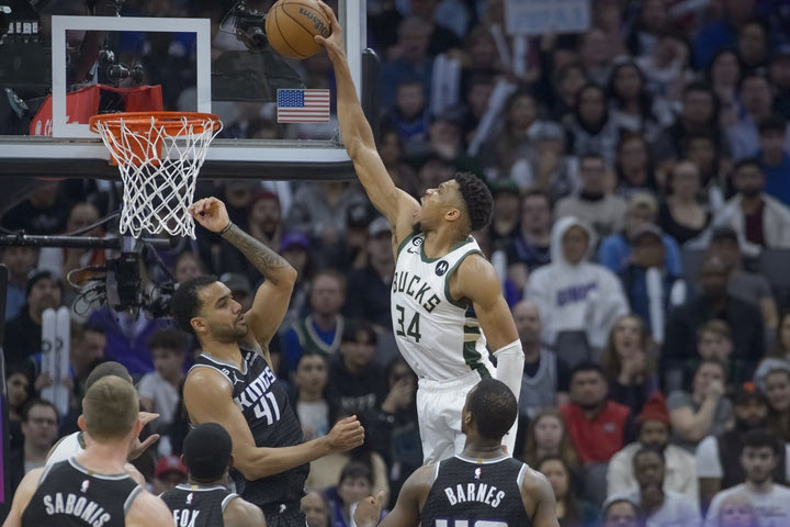 NBA: Τα δύο καρφώματα του Γιάννη Αντετοκούνμπο δεν “έκλεψαν” την πρωτιά του Top-10 από τον Τζέιλεν Μπράουν