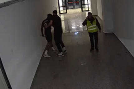 Πρωτοφανείς εικόνες στη Ρουμανία: Παίκτης αποβλήθηκε, έφυγε από το γήπεδο και γύρισε με μεταλλικό κοντάρι