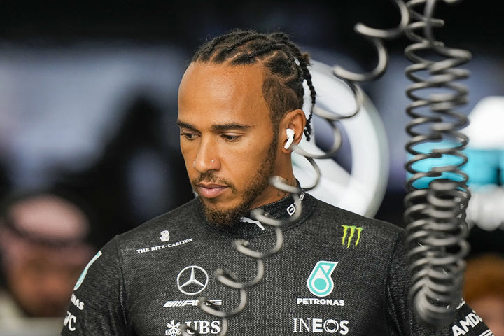 Χάμιλτον: “H Red Bull RB19 είναι το πιο κυρίαρχο μονοθέσιο που έχω δει ποτέ”
