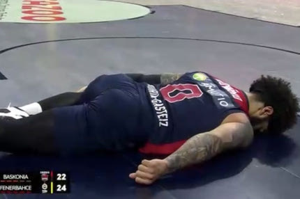 Μπασκόνια – Φενέρμπαχτσε: Ο Μάρκους Χάουαρντ αποχώρησε υποβασταζόμενος πριν από το φινάλε της πρώτης περιόδου