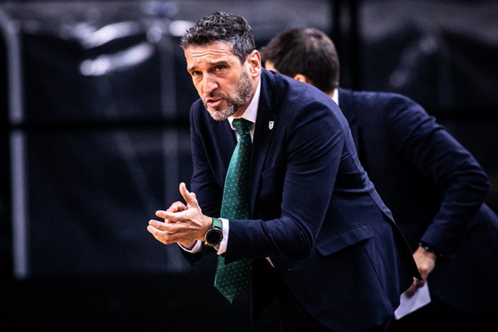 Ναβάρο: “Η ΑΕΚ υπερέχει στο physicality και στην εμπειρία του προπονητή της, εμείς στο transition”