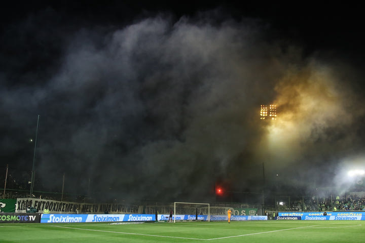 Παναθηναϊκός – Παναιτωλικός: Μαύρα καπνογόνα άναψαν οπαδοί των πρασίνων στην ενός λεπτού σιγή