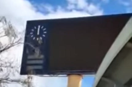 Φωτεινός πίνακας του Καυτανζόγλειου κάνει “στροφές” λόγω των δυνατών ανέμων