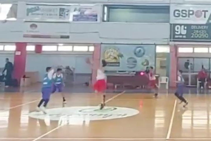 Εντεκάχρονος έβαλε buzzer-beater τρίποντο από το κέντρο σε τουρνουά στην Κρήτη