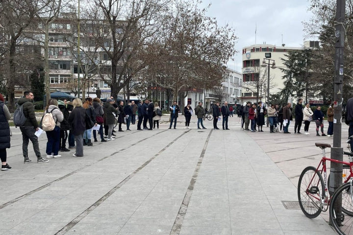 Σύγκρουση τρένων στα Τέμπη: Ουρές στην Κεντρική πλατεία Λάρισας για να δώσουν αίμα για τους τραυματίες