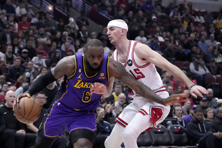 NBA: Οι Λέικερς παρέσυραν τους Μπουλς με Ντέιβις και ΛεΜπρόν, οι Νικς ξεμάκρυναν από τους Χιτ