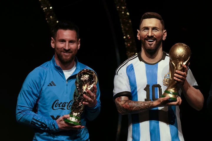 Μέσι: Η CONMEBOL έκανε τα αποκαλυπτήρια του αγάλματός του, όπου κρατάει το τρόπαιο του Μουντιάλ