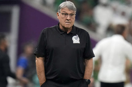 Ο Τάτα Μαρτίνο πλησιάζει στον πάγκο της Μπόκα Τζούνιορς