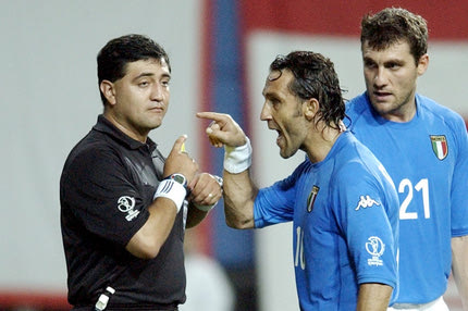 Ο διαιτητής Μπάιρον Μορένο του Ιταλία – Νότια Κορέα του 2002 δέχθηκε επίθεση για νέα σφυρίγματά του