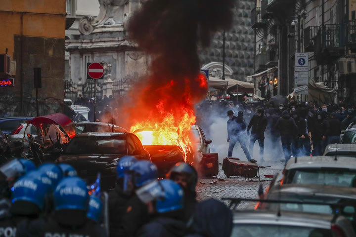 Νάπολι – Άιντραχτ: Επεισόδια μεταξύ οπαδών, σοβαρές ζημιές και σκηνές χάους στο κέντρο της πόλης