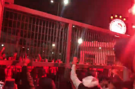 Ολυμπιακός: Παίκτες και φίλαθλοι τραγούδησαν το “κάτι μαγικό” στον Ρέντη