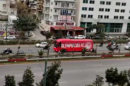 Ολυμπιακός: Εκατοντάδες μηχανές συνόδευσαν το πούλμαν ερυθρόλευκων πριν από το ντέρμπι με την ΑΕΚ