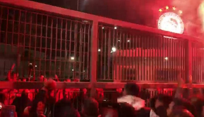 Ασύλληπτες εικόνες, παίκτες και κόσμος του Ολυμπιακού τραγουδούν “είσαι στο μυαλό κάτι μαγικό”