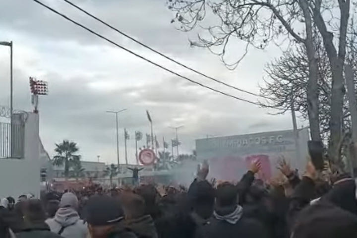 Οι οπαδοί του Ολυμπιακού έξω από τον Ρέντη