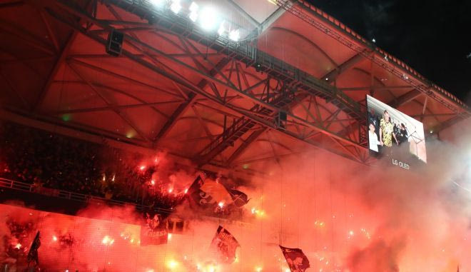 Η ατμόσφαιρα στην OPAP Arena πριν από την έναρξη του ΑΕΚ – Ολυμπιακός και η καθυστέρηση της σέντρας