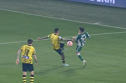 ΑΕΚ – Παναθηναϊκός: Η φάση ανάμεσα σε Αραούχο – Παλάσιος που ο διαιτητής έδωσε πέναλτι στην Ένωση και το πήρε πίσω χωρίς να πάει στο VAR