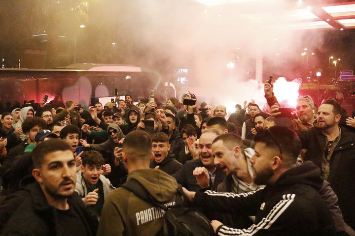 Παναθηναϊκός: Αποθέωση και συνθήματα για πρωτάθλημα στην αναχώρηση της αποστολής