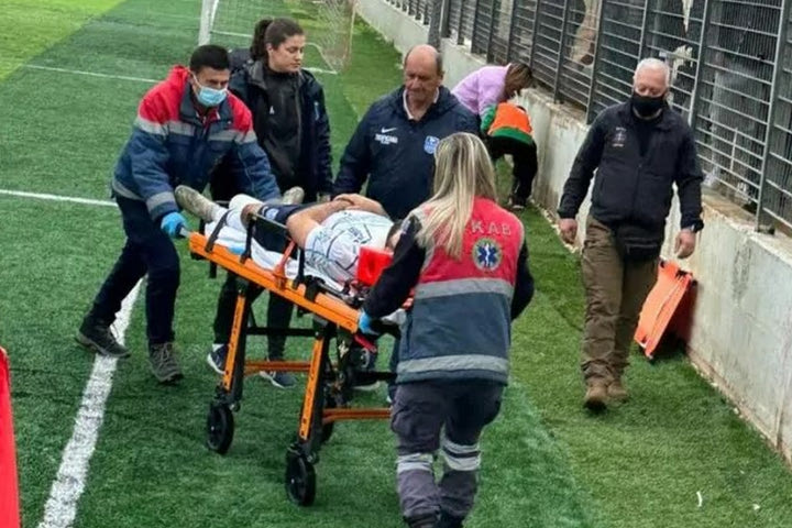 Ποδοσφαιριστής έπεσε σε τοιχίο στον αγώνα ΑΠΣ Πάτραι – ΑΕ Μυκόνου και έμεινε αναίσθητος