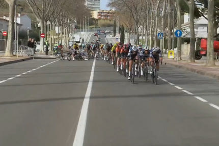 Ποδηλασία: Σοβαρός τραυματισμός ποδηλάτη που παρασύρθηκε από αντιπάλους του στον Γύρο Καταλονίας