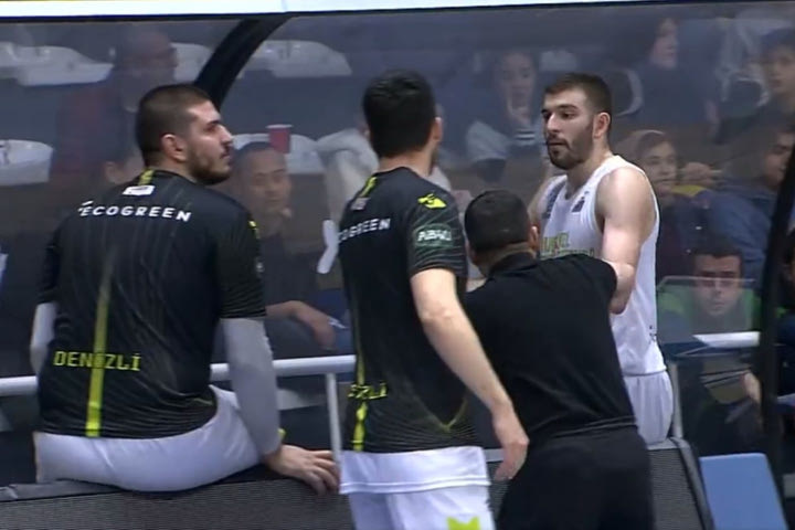 Το double-double του Ρογκαβόπουλου δεν έφτασε στην Μερκεζεφέντι