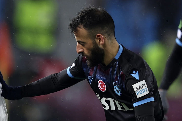 Σύγκρουση τρένων στα Τέμπη: Με μπλουζάκια αλληλεγγύης οι παίκτες της Τράμπζονσπορ