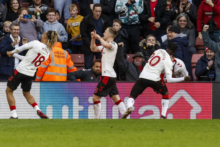 Premier League: Η ουραγός Σαουθάμπτον πλήγωσε στο 90+3′ την Τότεναμ, τεσσάρα για την Λιντς στο “Μολινό”