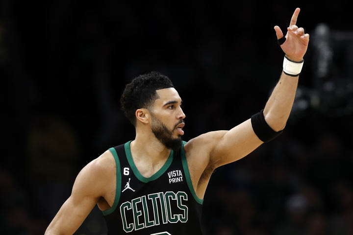 NBA, αποτελέσματα: Ο Τέιτουμ ξεπέρασε τον Μπερντ, φεστιβάλ από Γκρίζλις και Κινγκς, σε φόρμα οι Μπουλς