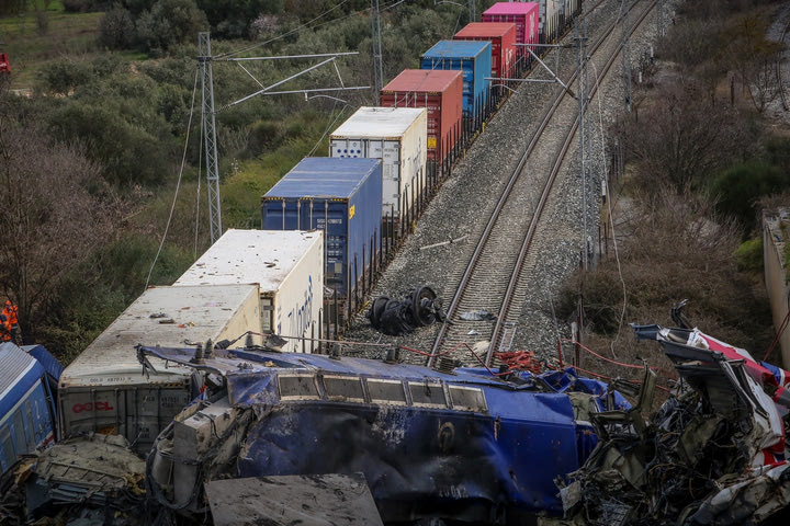 Συγκρούσεις τρένων στα Τέμπη: Μάχη για να κρατηθούν στη ζωή τραυματίες, συνεχίζεται η αναγνώριση των θυμάτων
