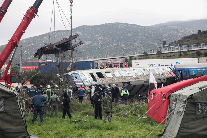 Σύγκρουση τρένων στα Τέμπη – Ιατροδικαστής: “Τα περισσότερα θύματα είναι νέα παιδιά, θυμίζει το δυστύχημα του 2003”