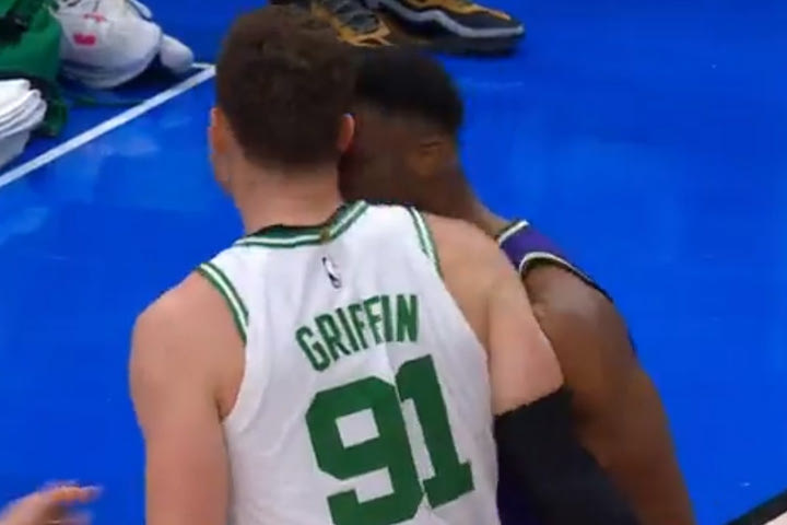 Το NBA τιμώρησε τον Θανάση Αντετοκούνμπο για την κουτουλιά στον Μπλέικ Γκρίφιν