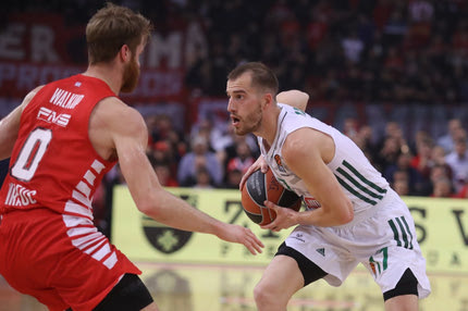 Ολυμπιακός – Παναθηναϊκός: Ο Ματ Τόμας τέθηκε νοκ άουτ για το δεύτερο μέρος λόγω ενοχλήσεων στη μέση