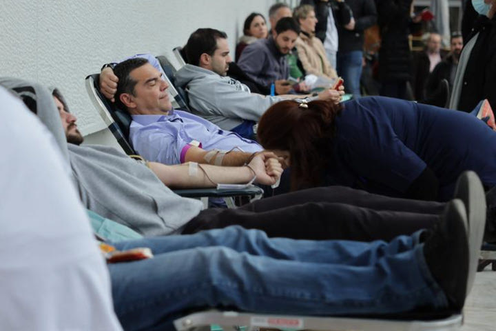 Σύγκρουση τρένων στα Τέμπη: Ο Αλέξης Τσίπρας έδωσε αίμα για τους τραυματίες του δυστυχήματος