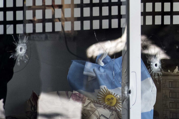 Μέσι: Σοκάρουν οι φωτογραφίες από τη γαζωμένη με σφαίρες τζαμαρία του μαγαζιού της συζύγου του Αργεντινού