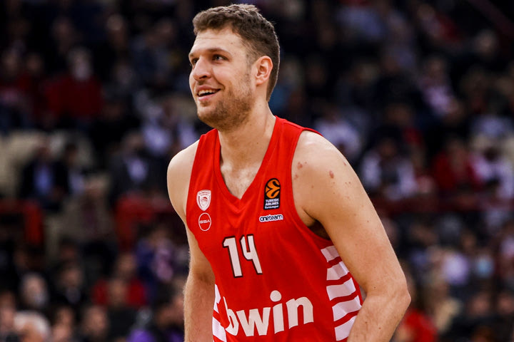 Ολυμπιακός – Παναθηναϊκός: Το Post Up του Βεζένκοβ, το Spain Pick and Roll του μαέστρου Γουόκαπ κι ο ρόλος του Μπλακ