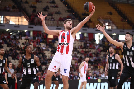 Καρέ από βραβεία MVP of the Week για τον Σάσα Βεζένκοβ στην Basket League