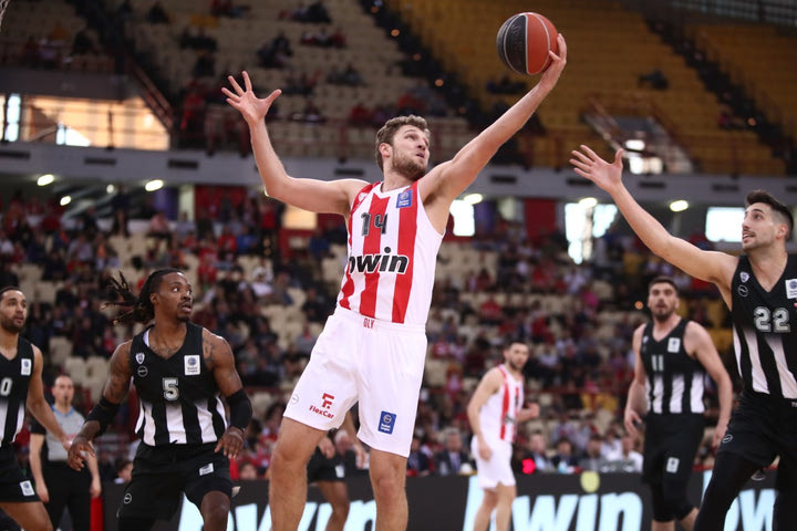 Καρέ από βραβεία MVP of the Week για τον Σάσα Βεζένκοβ στην Basket League