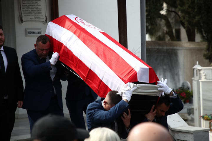 Ολυμπιακός: Με τυλιγμένη την ερυθρόλευκη σημαία το φέρετρο στην κηδεία του Ζαντέρογλου