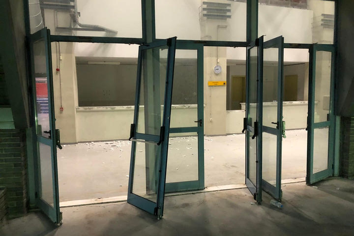 Χάος στο κλειστό των Άνω Λιοσίων, μεγάλες οι καταστροφές μετά από τα επεισόδια στο ΑΕΚ – Χάποελ