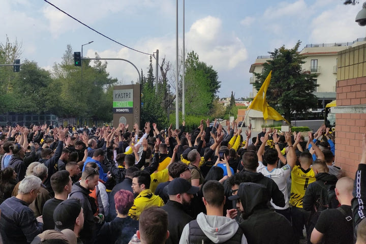 Παναθηναϊκός – ΑΕΚ: Χιλιάδες οπαδοί της Ένωσης έξω από το ξενοδοχείο μία ώρα πριν αναχωρήσει η αποστολή