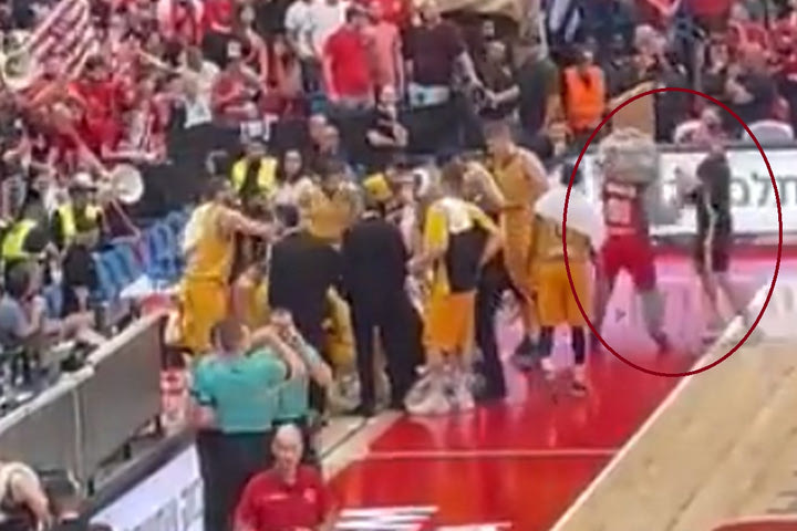 ΑΕΚ: Νέο VIDEO από τον αγώνα με την Χάποελ δείχνει την μασκότ των Ισραηλινών να χτυπάει τον γυμναστή της “Ένωσης”