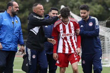 Το απόλυτο Fair Play στο ΑΕΚ – Ολυμπιακός Κ17: Τα ιατρικά επιτελεία αντιμετώπισαν από κοινού τραυματισμό παίκτη των ερυθρόλευκων