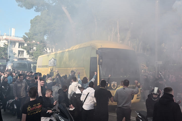 ΑΕΚ: Αποθέωση για την αποστολή κατά την αναχώρηση για το Καραϊσκάκης