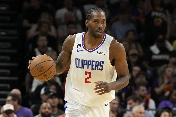 NBA, Λου για Λέοναρντ: “Είναι βράδια που μιλάμε και σχεδόν κλαίει, επειδή πιστεύει ότι απογοητεύει την ομάδα”