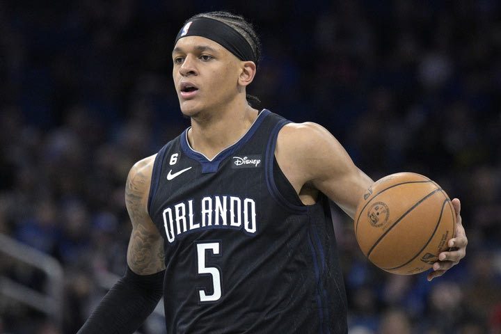 NBA: Οι Μάτζικ πάτησαν με 113-98 τους Σανς παρά την 44αρα του Μπούκερ