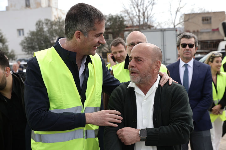 Η πλάκα του Αλαφούζου στον “πράσινο” δήμαρχο Μπακογιάννη για τα κίτρινα γιλέκα: “Είναι ΑΕΚ”