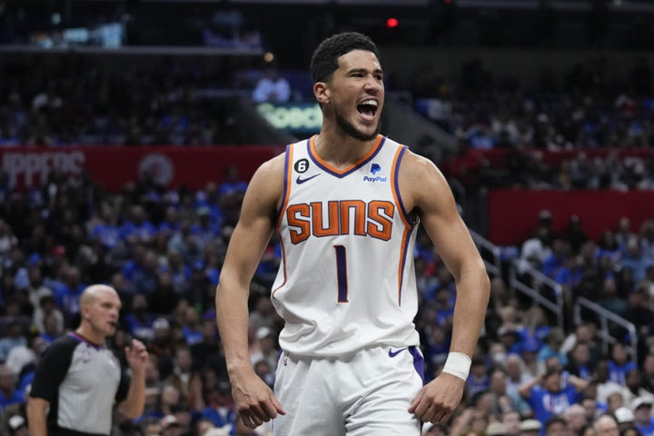 NBA: Ο Μπούκερ πήρε την ευθύνη και οι Σανς λύγισαν τους Νικς στο φινάλε