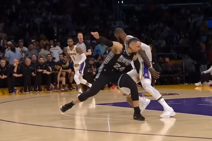 NBA: Ο Ντίλον Μπρουκ αποβλήθηκε στο Λέικερς – Γκρίζλις για χτύπημα στα γεννητικά όργανα του ΛεΜπρόν Τζέιμς