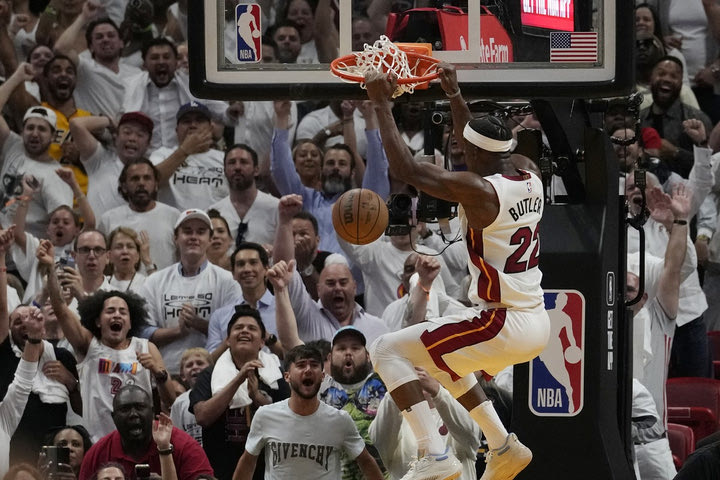 NBA: Η ραψωδία 56 πόντων του Τζίμι Μπάτλερ που οδήγησε τους Χιτ στο 3-1 επί των Μπακς
