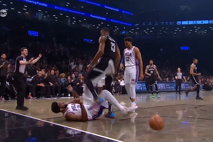 NBA: Ο Εμπίντ κλώτσησε στα γεννητικά όργανα των Κλάξτον, αλλά δεν αποβλήθηκε, φωνάζουν οι Νετς