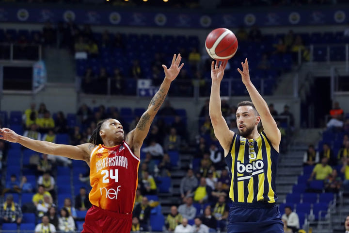Φενέρμπαχτσε – Γαλατάσαραϊ 86-64: Η ομάδα του Ιτούδη ξέσπασε σε εκείνη του Πιστιόλη πριν το ντέρμπι με την Εφές